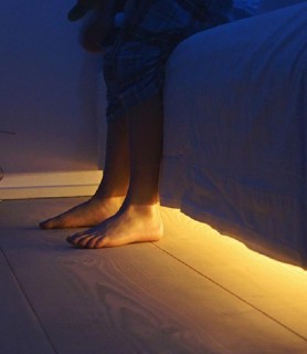 Bettlicht mit Bewegungssteuerung in der Anwendung