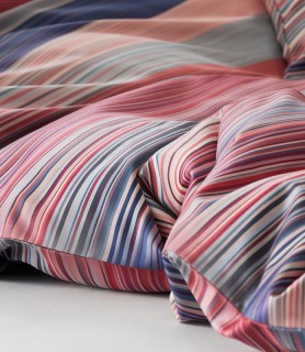 Bettwäsche Elegante Change Red bezogen auf einer Bettdecke