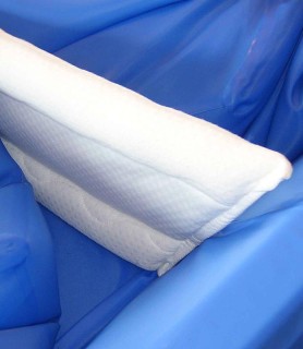 Textiltrennwand für das Wasserbett im Bett dargestellt