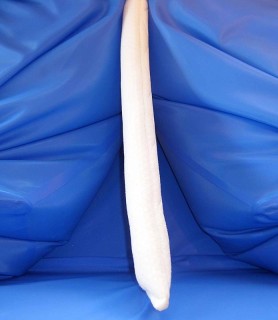 Textiltrennwand für das Wasserbett im Bett dargestellt